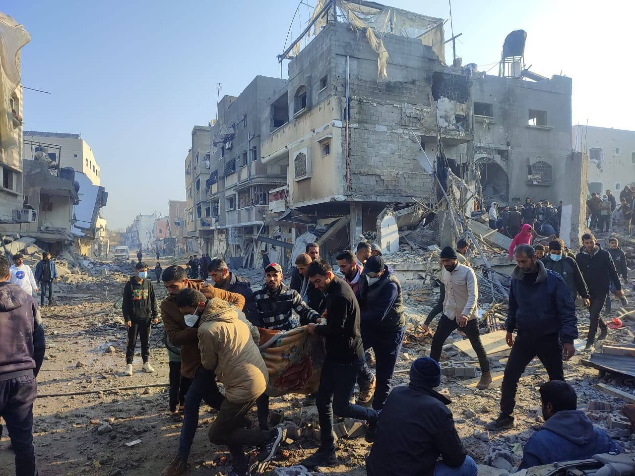 قصف مربع منازل بشارع الشيماء في بيت لاهيا أسفر عن عدد من الشهداء تحت الركام